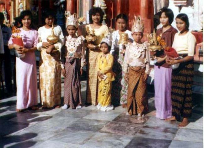 シュエダゴン・パゴダにて。子どもが着飾っていましたが、何の儀式だったんだろう？