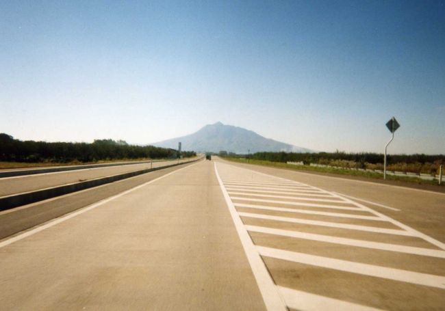 向こうに見えるのが岩木山。青森から弘前に行く途中のまーーーーっすぐの道です。<br />気持ちいいですよ＾＾