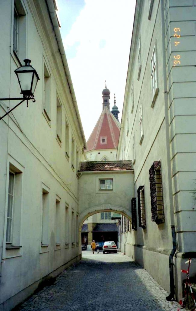 クレムスの見所は<br />旧市街に集中しています...<br />脇道もこのように風情があります♪<br />