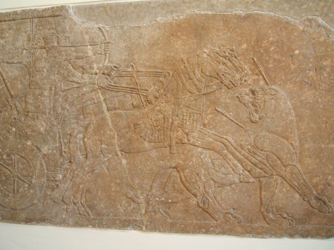 馬車に乗り、獅子を狩る人々の絵。当時の生活様式が垣間見えます。