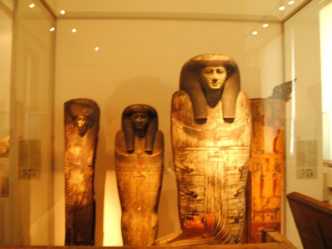シャルロッテンブルクにあるエジプト博物館が改装中で、そのコレクションが今ここで展示されているのです。効率よく見れるので結果的にはラッキーでした。<br /><br />ミイラのマスクのコレクション。