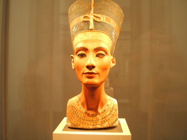 有名な「皇女ネフェルティティの胸像」<br /><br />気高い王族のプライドがそのまま伝わってくる作品です。<br />夜中に一人で見たらめっちゃ怖いでしょうけど（笑）<br /><br />ボーデ博物館、新博物館が工事中だったこともあり、博物館の島を出ます。<br /><br />その2へ続く。