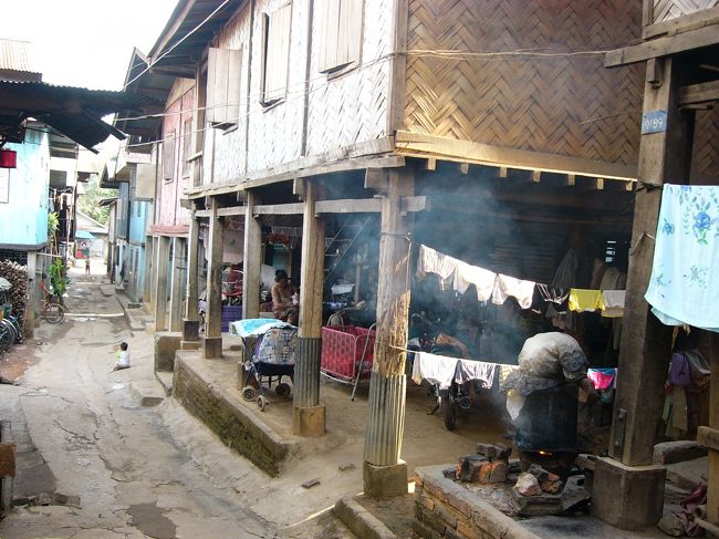 少し路地を入ると、モン族の集落もありました。