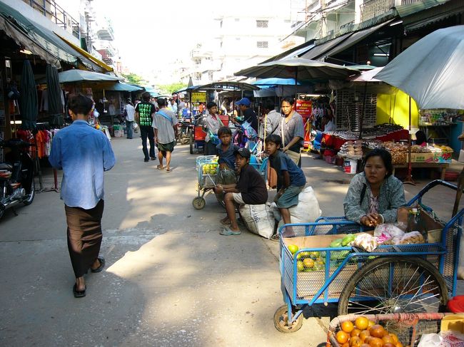 国境を超えると露天・商店がズラリ！！