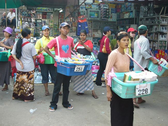 国境の町だけあり、通貨はタイの「バーツ」も使えます。