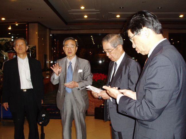 左から<br />財団法人　環日本海経済研究所<br />ＥＲＩＮＡ<br />吉田　進　理事長<br />http://www.erina.or.jp/<br />※中国語、ロシア語も流暢に話される方です。<br /><br />ＮＰＯ法人「北東アジア輸送回廊ネットワーク」<br />ＮＥＡＮＥＴ<br />足立　英夫　事務局長<br />※足立さんとは４月の一時帰国の際に表参道の事務所でお会いすることが出来ました。<br />http://4travel.jp/traveler/enyasu/album/10061706/<br /><br />株式会社　商船三井<br />堀　憲明　相談役（ＮＥＡＮＥＴ副会長）<br />http://www.mol.co.jp<br /><br />株式会社　商船三井<br />松本巌雄　経営企画部　部長<br /><br />皆さん翌日の注意点等しっかりとメモされておりました。