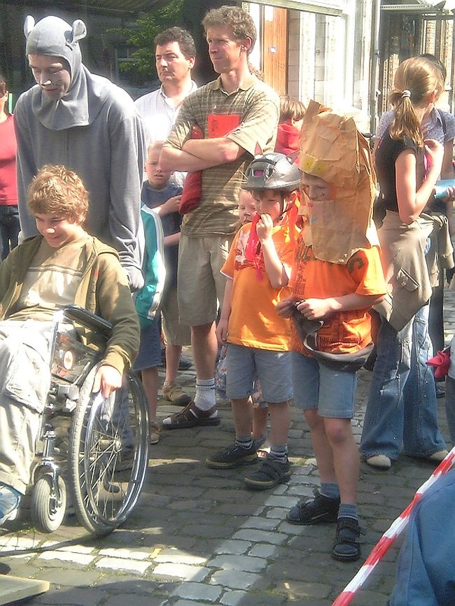 これも子供用のイベント<br /><br />細い板の上を車椅子で渡っていくゲーム<br />（５ｍ位の距離を渡るだけなのに子供達は楽しそう）<br /><br />スタンプラリーになっていていろいろなゲームをして<br />ポイントを貯めていけるようです。<br />