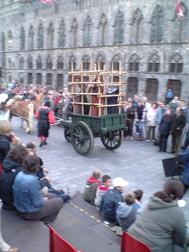 このお祭りは魔女狩りから由来しているので<br />オープングでは魔女達が檻に入れられてました。<br />魔女達のメークも演技力も本格的で当時の様子が<br />よく分かります。