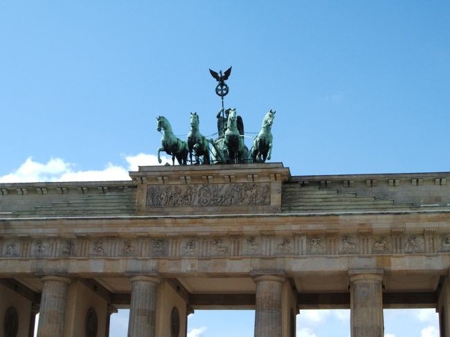 門の上の勝利の女神と馬車