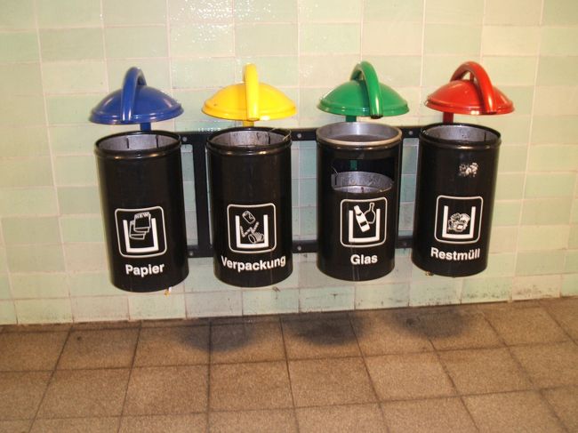 ブランデンブルク門を堪能した時点で午後1時。郊外のシャルロッテンブルク宮殿にも行ける！ということで地下鉄の駅に向かいます。で、写真は地下鉄の駅にある分別のごみ箱。ホテルや列車内のごみ箱も全て「紙」「容器包装」「びん」「その他」に分別指定されています。全国統一というのがわかりやすいですね。<br /><br />
