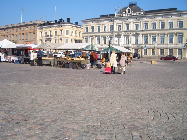 マーケット広場：果物、野菜、雑貨などを、露天で販売していた。