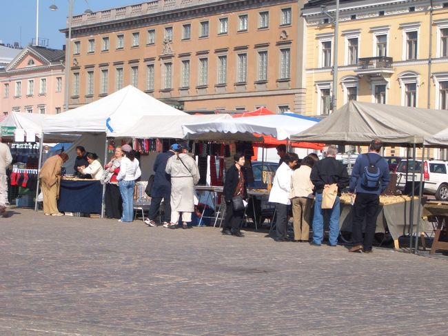 マーケット広場：果物、野菜、雑貨などを、露天で販売していた。