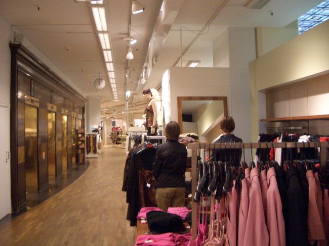 百貨店「ストックマン」,<br />物価は、高く、消費税は２０％、<br />ただし同じ店で４０EU（約６０００円）以上購入すれば、購入店で免税扱いの書類を貰い、「REFOUND」の<br />事務所へ提出すれば、１２〜１４％が、現金で返金<br />してくれる。