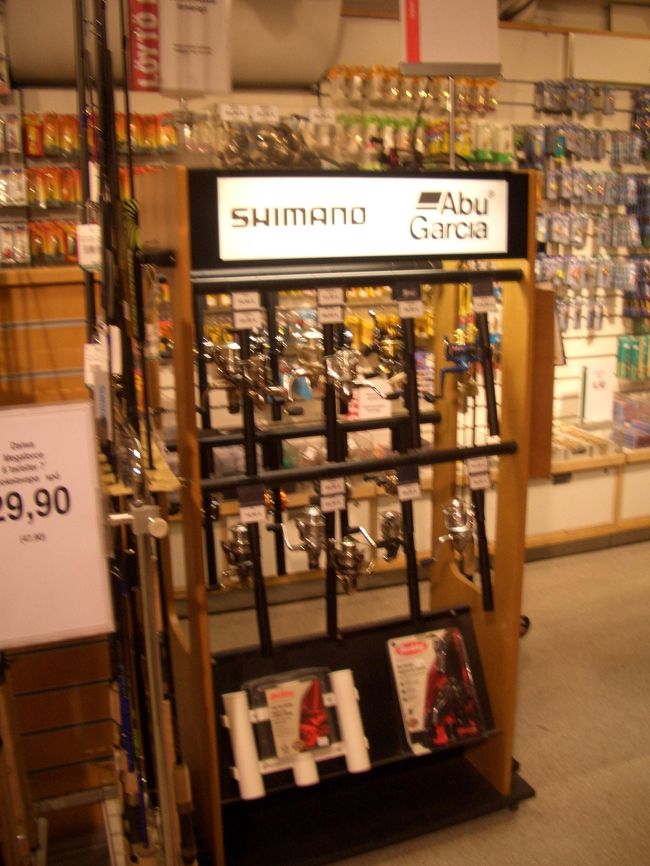 百貨店「ストックマン」,<br />「シマノ」の魚釣り具が、多数並んでいた。