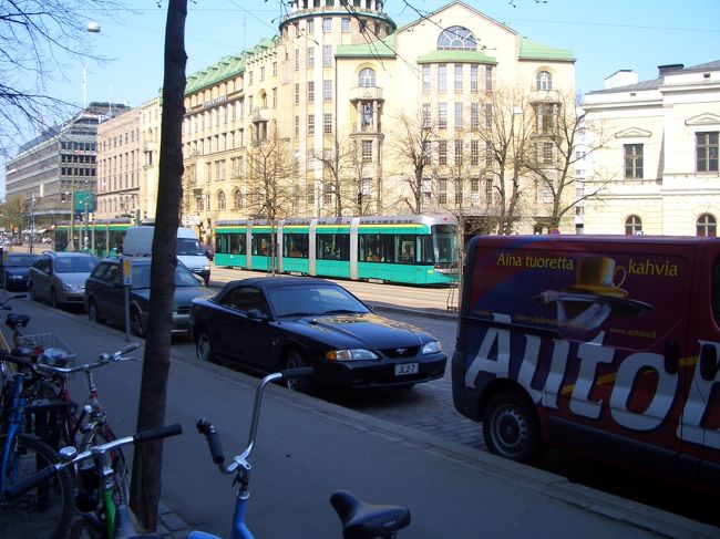 街角、綺麗な市街電車（トラム）が、走っている。<br />ウスベンスキー寺院から中央駅まで、トラムに乗車した。<br />前から乗車し、運転手から切符を購入し、<br />１．８EU（約２７０円）即切符に自分で刻印する。<br />１時間の間は、乗り換え可