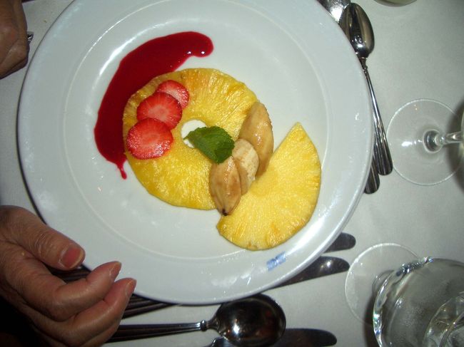 ５月１１日ディナー、<br />前菜：Chilled　Pineaple-banana　with　<br />Raspberry　Puree