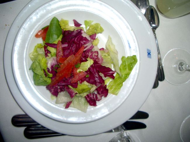 ５月１１日ディナー、<br />サラダ;Crisp Green Leave,Radicchio and cress 