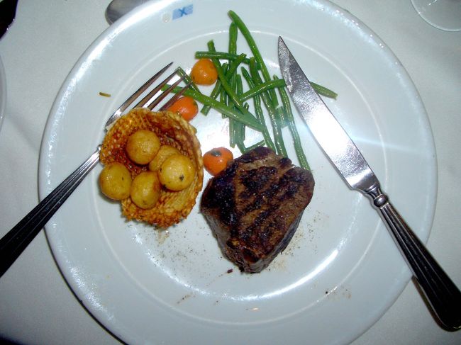 ５月１１日ディナー、<br />メイン：Filet Mignon <br />Tenderloin of Beef grilled to your prefrrence,<br />offered with Bearnaise and Burgundy Red Wine <br />sause 