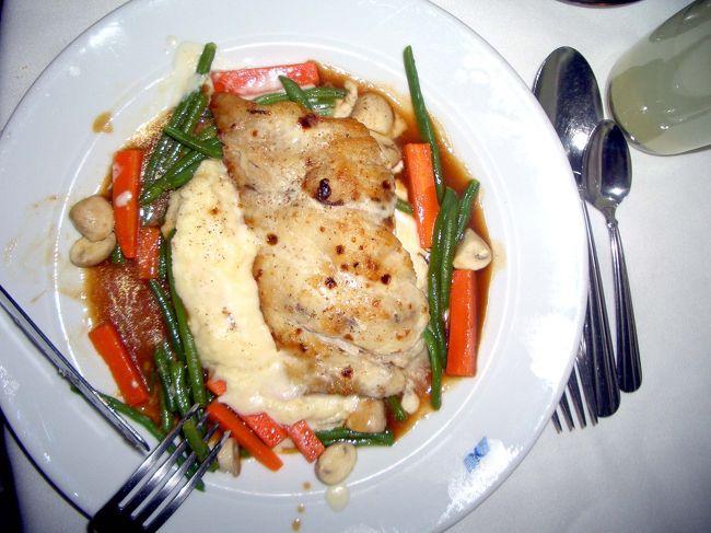 ５月１１日ディナー、<br />メイン：Corvina with White Soubise<br />Poached Fillet of South American Drum with onion<br />Puree Verts,Oyster Mushrooms and Mashed Potatos<br />with leeks