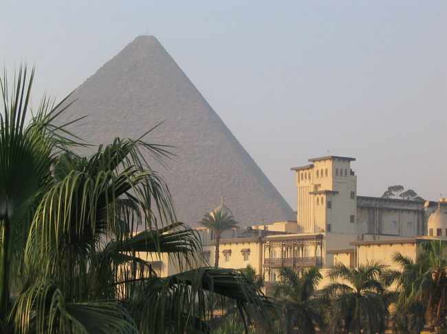 カイロに夜到着。朝ホテルの部屋からピラミッドが。