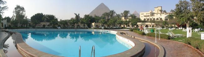 ホテルのプールサイドから。