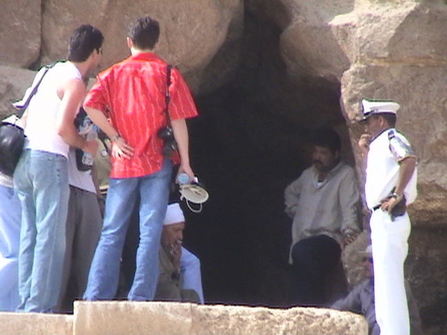 クフ王のピラミッド入口。中は撮影禁止。中は湿度が高く坂も急でくたくたに。