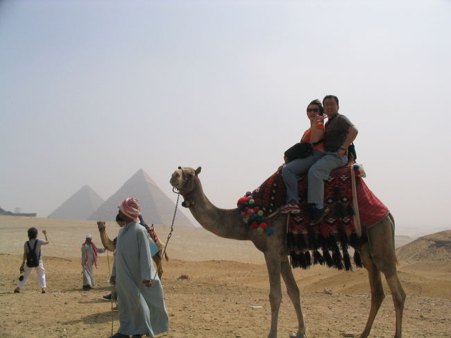 1ドルでラクダに乗せてくれる。乗ってる時間は数分だけだが楽しい。ただ、乗り降り時、ラクダさんが前脚をたたんで４５度位に傾くのでびっくり。