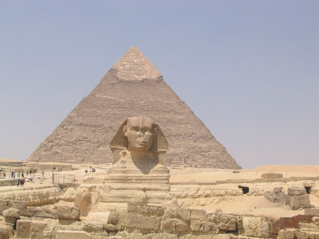 バスで今度はカフラー王のピラミッドとスフィンクスの近くへ移動。