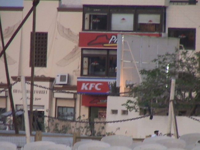 スフィンクスの前には、ケンタッキーフライドチキン。トリビアでもやってたやつ。