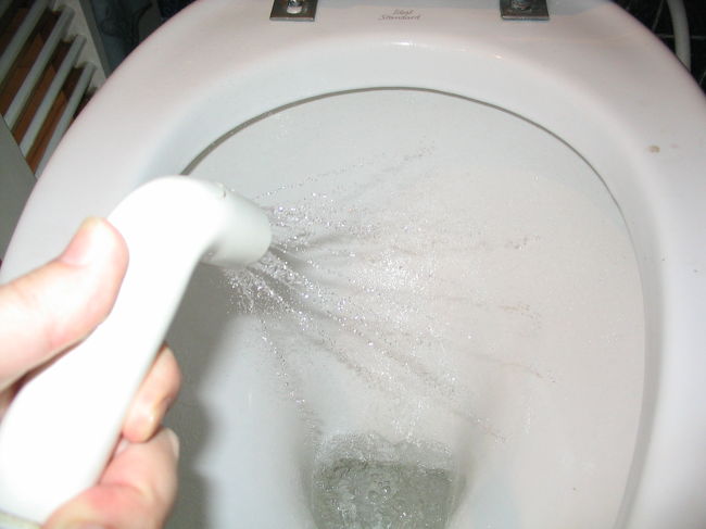 使うとこんな感じ。座ったままだと使いにくそう。やっぱりウォシュレットがいい。