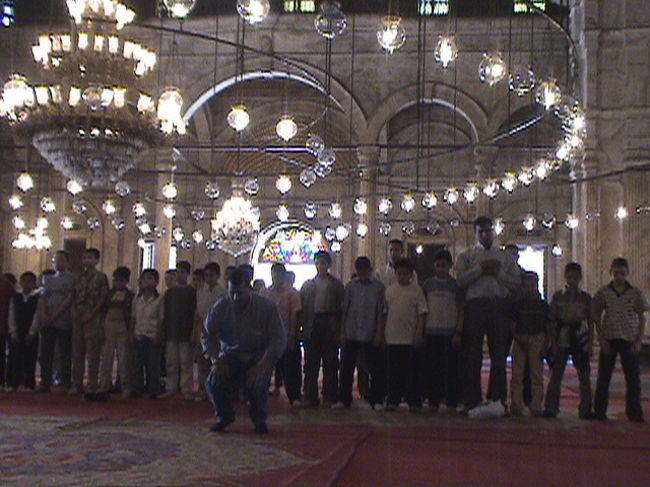 たぶん地元の小学生達。引率の先生と。