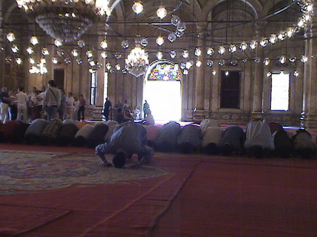 お祈りの時間のようだ。