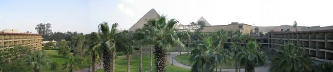 ホテルにもどり、お昼ねタイム。昼間のピラミッドはもう見納め。