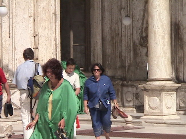 クフ王のピラミッドで見た緑のマント