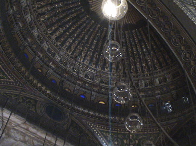 「中はトルコのブルーモスクよりもきれい！」とエジプト人のガイドさんは言った。トルコに行ったことないのでわからない。