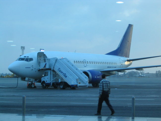 エジプト航空。国内線のため小型機。