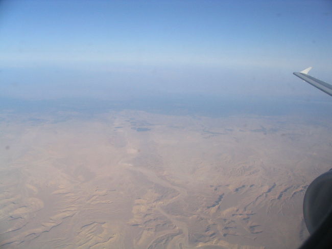 ルクソールにむけて、延々と砂漠