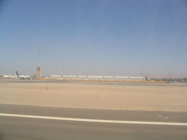 ルクソール空港。降りていく外人を尻目に機内で待機。このままアスワンへ。列車のよう。