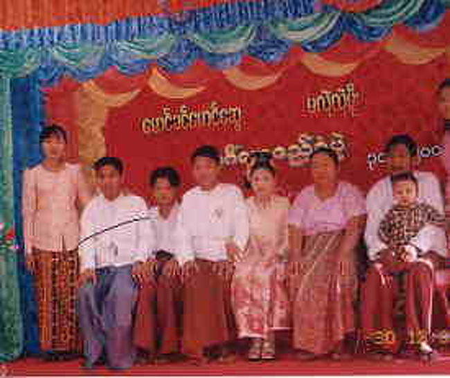 バガンの宿の隣で朝早くから結婚式が行われていた。朝食後、ちょっと覗いて写真を撮らせてもらっていると、新郎が「結婚式に出席してください」と誘ってくれた