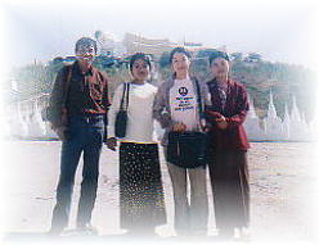 モンユアに行く途中に知り合ったMR．チャーマンがモンユアをガイドしてくれた。タウンボーディーパゴダで知り合った女の子達。その後家に招待してくれ、おいしいスイカをご馳走になった<br />ミャンマーの人々はなぜにこんなに優しく、素敵な笑顔なんだろう