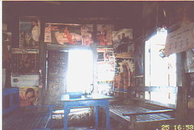 インワの喫茶店にて<br />ミャンマーの喫茶店の椅子は日本の幼稚園サイズ、それだけに人と人とが近く親密に話すことが出来るのか？！