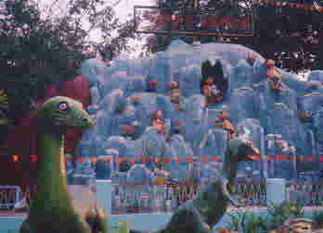 ヤンゴンのハッピーワールド<br />どう見てもハッピーとは思えない血を流した恐竜のオブジェについつい入りたくなる（中は遊園地のようなものらしい）