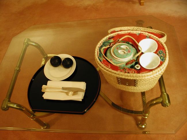 ホテルの部屋に用意されていたお茶とフルーツです。<br />ホテルはカオルーンシャングリラ、ハーバービューでした。