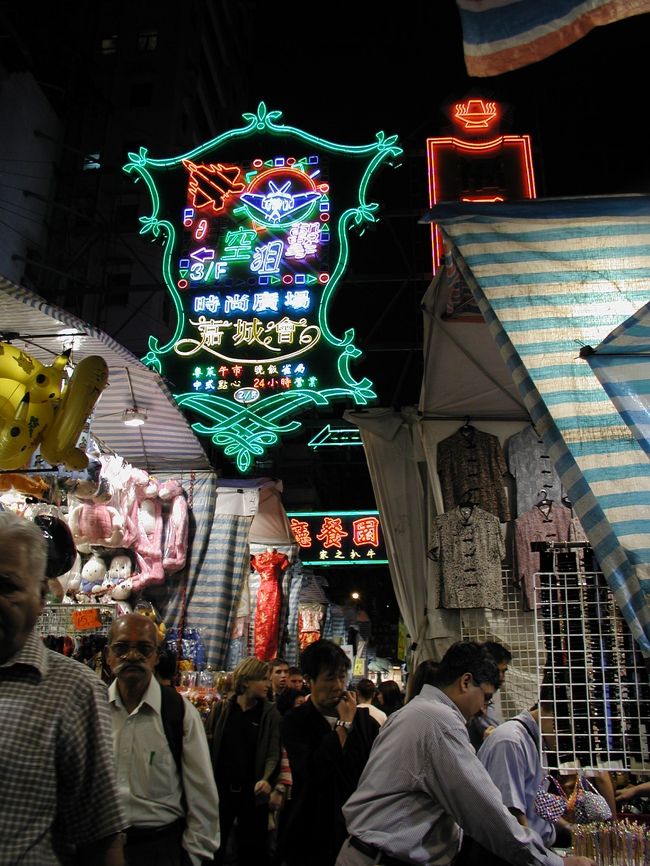 夜の女人街。<br />ビーズのバックを2000円くらいで買いました。パーティーなどに重宝しています。