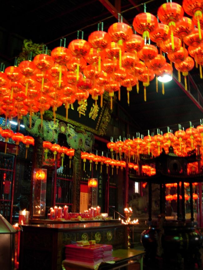 お寺の中に入ると赤いちょうちんがいっぱ〜い。<br />なんか幻想的
