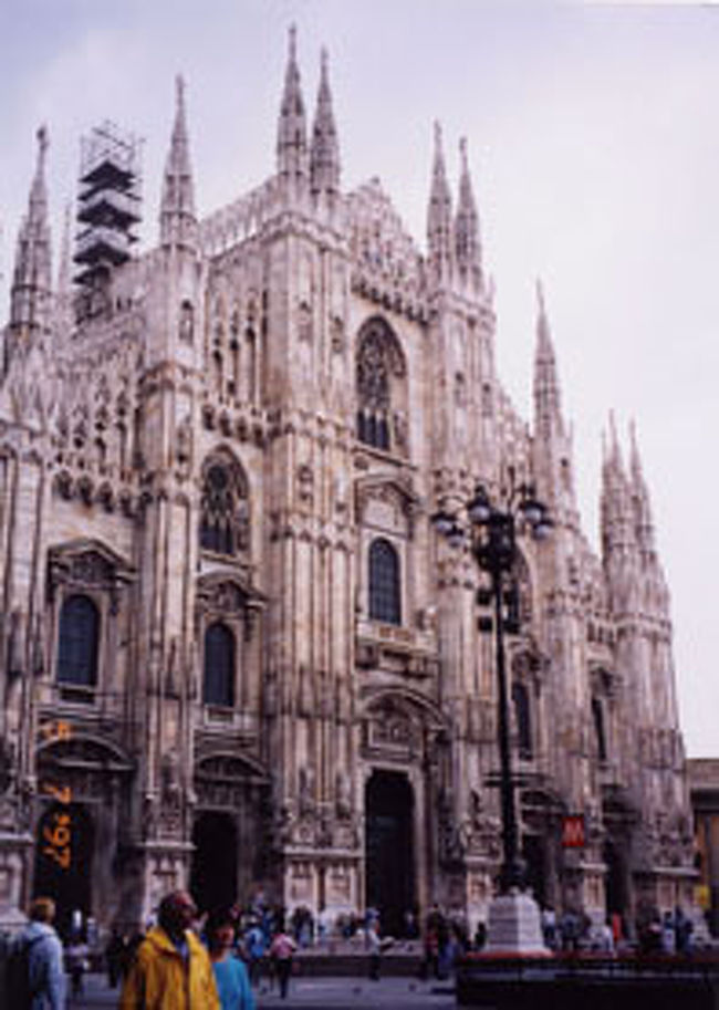 ミラノのドゥオモ<br />一番高い所に金のマリア像があります。<br />世界最大のゴシック建築　奥行き148ｍ幅91ｍ
