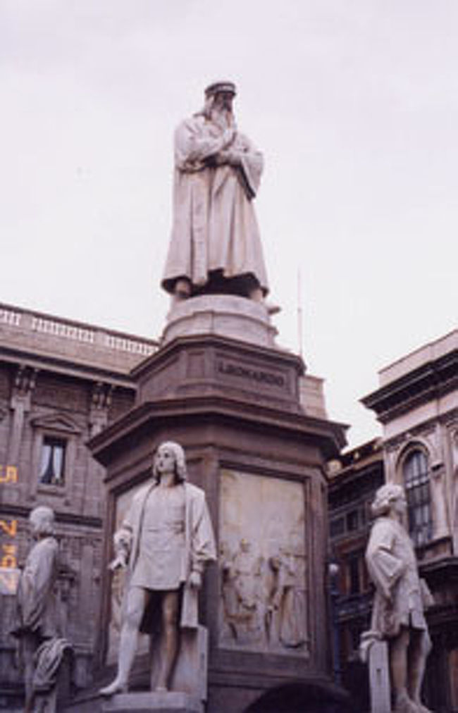 レオナルド・ダ・ヴィンチの像