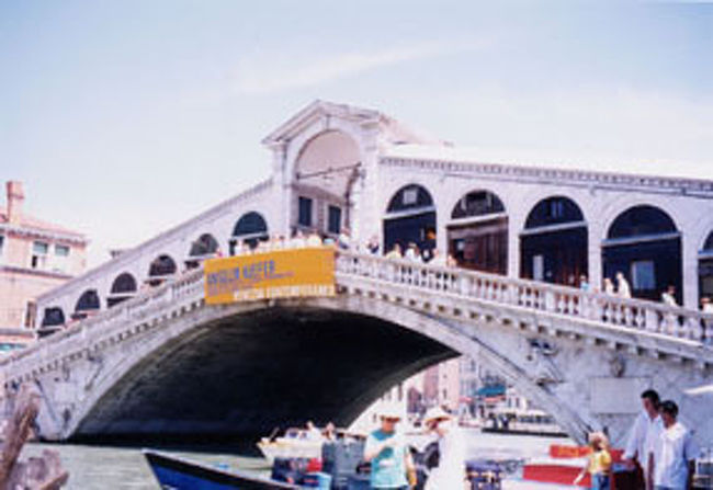 リアルト橋 <br />橋の上は貴金属店などが並ぶアーケードになっている 