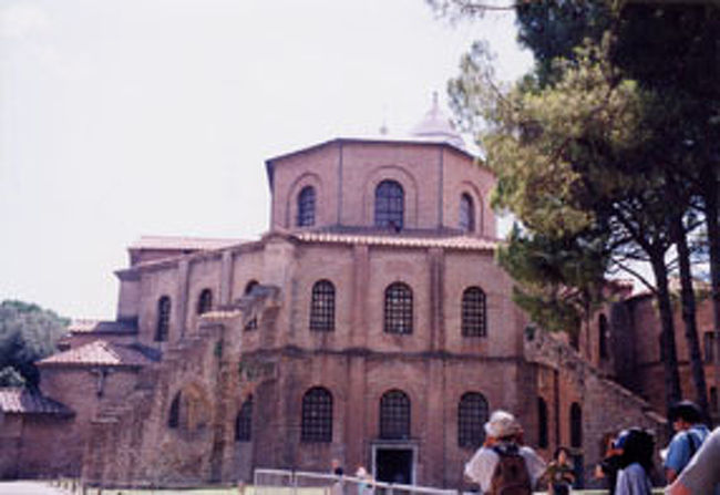 ６世紀に造られた８角形のビザンチン建築、<br />サンビターレ 