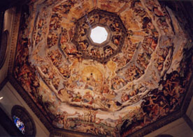 フィレンツェ<br />ドゥオモのクーポラを見上げる